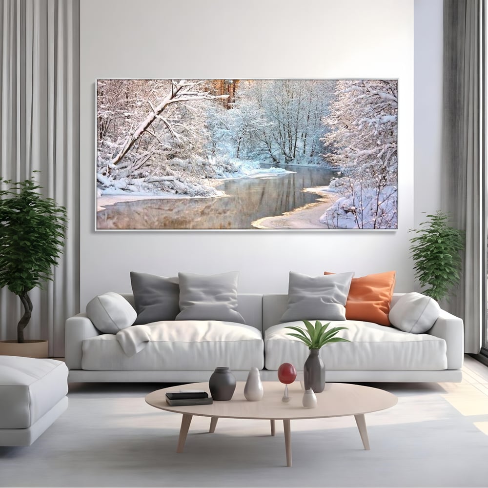 Tablou canvas cu tablou canvas cu peisaj de iarna pe rau, in rama de aluminiu argintiu, pe perete intr-un living